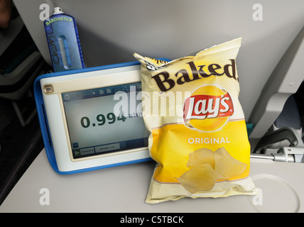 Borsa di chip su un aereo a livello del mare. Immagine # C5TBEA mostra lo stesso sacco gonfio a bassa pressione atmosferica ad altitudini elevate Foto Stock