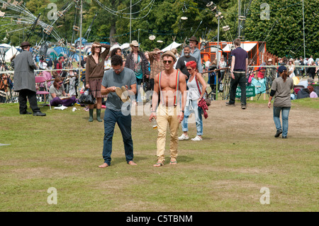 I frequentatori del festival presso il porto Eliot Festival Letterario San tedeschi Cornwall Regno Unito Foto Stock