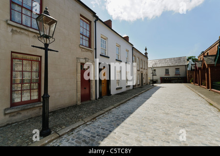 Strada di ciottoli in un irlandese cittadina in stile vittoriano presso l'Ulster Folk Park Museum Foto Stock