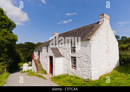 Irlandese tradizionale imbiancato casa colonica costruita su di una collina a l'Ulster Folk Park Museum Foto Stock