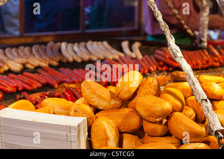 Panini e salsicce a cottura il tedesco mercatino di Natale Millennium Square Leeds Inghilterra Foto Stock