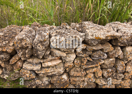 Ibiza, Isole Baleari, Spagna - sentiero a piedi attraverso Balafia, storico nord del villaggio di montagna. Stalattite muratura. Foto Stock