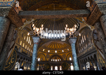 Vista centrale dei principali cupole, presi da un balcone attraverso due pilastri della torcia. Interno di Haghia Sophia, Istanbul, Turchia Foto Stock