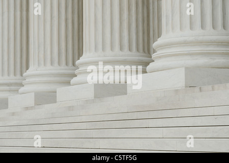 La fila di colonne classiche con gradini Foto Stock