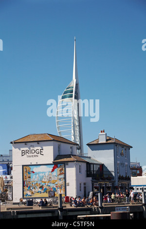 A giugno si può gustare un drink al Bridge Tavern Portsmouth con la Spinnaker Tower che torreggia alle spalle a Portsmouth, Hampshire UK Foto Stock