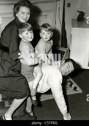 JACK HAWKINS film inglese e attore di scena con la moglie Doreen e figli Nicola a sinistra e Andrew nel 1954 Foto Stock