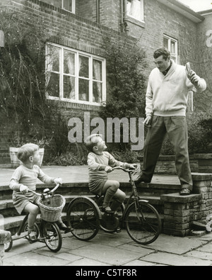 JACK HAWKINS film inglese e attore di scena con figli Nicola (destra) e Andrea nel 1954 Foto Stock