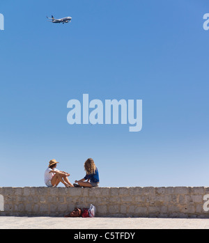 Ibiza, Isole Baleari, Spagna - Ibiza città, guardando i voli Ryanair dall'aeroporto, dalle antiche mura della città Foto Stock