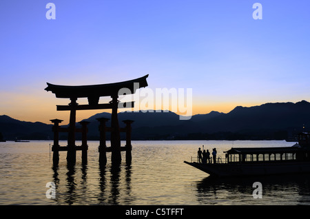 Il grande cancello Otori presso l'isola di Miyajima, Giappone accoglie i visitatori dal mare. Foto Stock