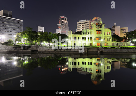 Cupola atomico di Hiroshima, Giappone si erge come un memoriale per l'eredità di Hiroshima come la prima città a soffrire di un attacco nucleare. Foto Stock