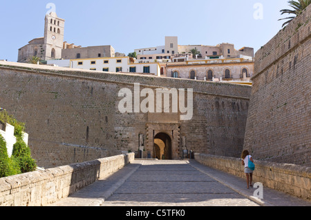 Ibiza, Isole Baleari, Spagna - Ibiza città vecchia porta nelle mura della città, Portal de Ses Taules Foto Stock