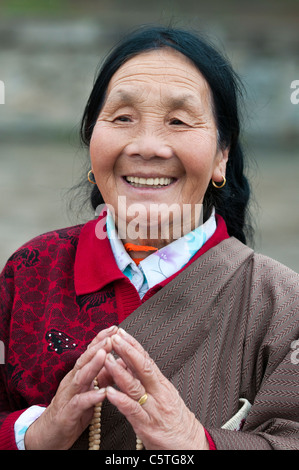 Anziani pellegrino con grani di preghiera, Monastero Kumbum, Huangzhong, Provincia di Qinghai, Cina Foto Stock