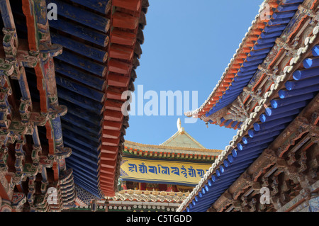 Ornato delle linee del tetto dei tibetani tempio buddista, Monastero Kumbum, Huangzhong, Provincia di Qinghai, Cina Foto Stock