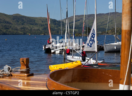 Barca a vela dinghy in Ullswater nel distretto del lago. Foto Stock