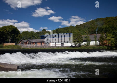 Esterno del Lakeland Motor Museum in Backbarrow, Nr Newby Bridge, Cumbria. Fotografia scattata da attraverso il fiume Leven Foto Stock