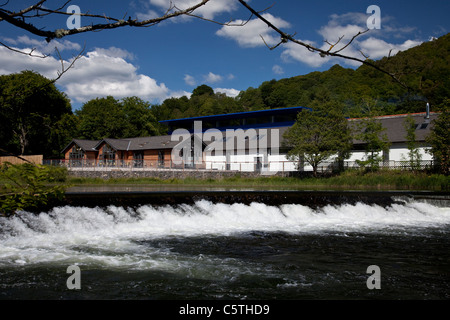 Esterno del Lakeland Motor Museum in Backbarrow, Nr Newby Bridge, Cumbria. Fotografia scattata da attraverso il fiume Leven Foto Stock