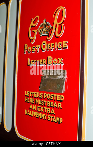 Post Office letter box sul lato di una vecchia ferrovia carrello di smistamento Foto Stock