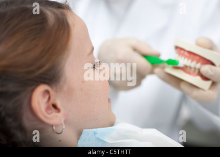 In Germania, in Baviera, Landsberg, dentista ragazza di insegnamento (8-9) come spazzola denti Foto Stock