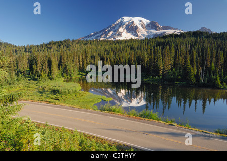 Stati Uniti d'America, Washington, Pierce County, il Parco Nazionale del Monte Rainier, la cascata di gamma, il Monte Rainier riflettendo nel lago Foto Stock