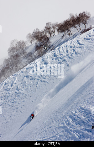 India, Kashmir Gulmarg, uomo sci discesa Foto Stock