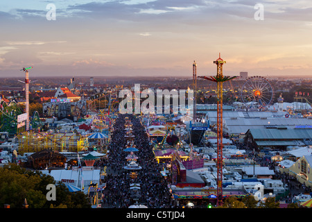 In Germania, in Baviera, Monaco di Baviera, vista di Oktoberfest fair al crepuscolo Foto Stock