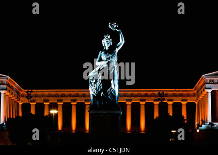 In Germania, in Baviera, Monaco di Baviera, Baviera illuminato statua e hall of fame durante l'Oktoberfest di notte Foto Stock