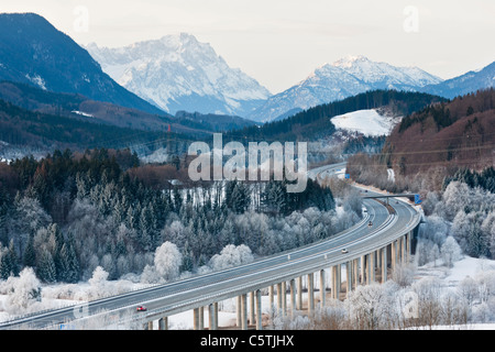 In Germania, in Baviera, Zugspitze, vista di autobahn verso le montagne del Wetterstein Foto Stock