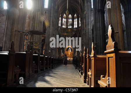 Giovane donna in piedi in chiesa, vista posteriore, Chiesa Votiva, Vienna, Austria, Europa Foto Stock