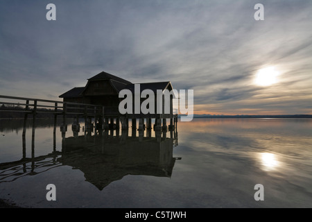 In Germania, in Baviera, inning, Lago Ammersee, Boathouse, la luce del tramonto Foto Stock