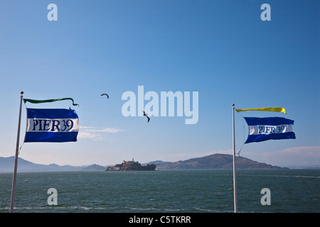 Stati Uniti, California, San Francisco, Isola di Alcatraz, bandiere in primo piano Foto Stock