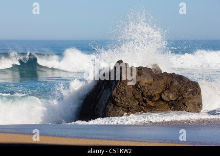 Stati Uniti, California, onde schiacciamento sul rock Foto Stock