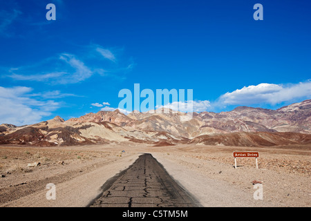 Stati Uniti, California, Valle della Morte, artista di auto, strada vuota Foto Stock