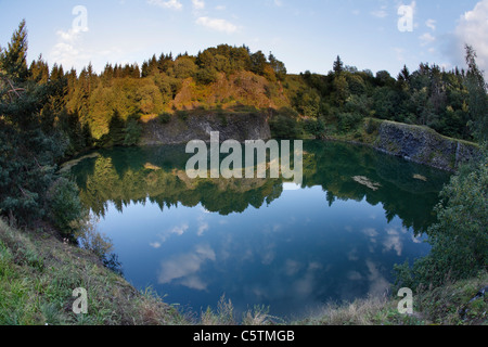 In Germania, in Baviera, Franconia, bassa Franconia, Rhoen, vista di basalto lago vicino riedenberg Foto Stock