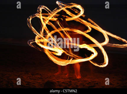 Spagna Isole Canarie La Gomera, La Playa, Valle Gran Rey, persone facendo torcia danza sulla spiaggia di sera Foto Stock