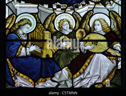 Angeli musicanti in vetro colorato, Chiesa di Tutti i Santi, Crudwell, Wiltshire, Inghilterra, Regno Unito Foto Stock