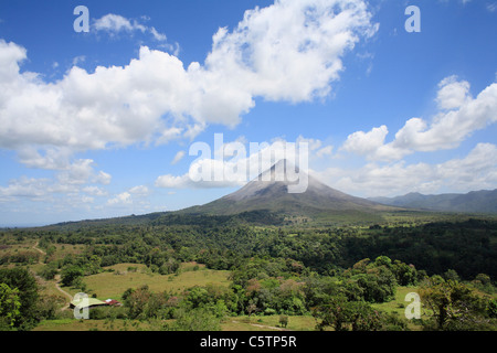 Costa Rica, vista del vulcano attivo arenal vicino a Fortuna Foto Stock