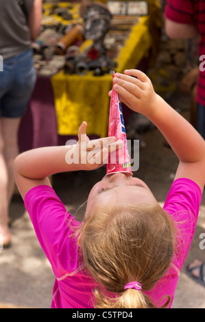 Ibiza, Isole Baleari, Spagna - little girl eating ice pop Foto Stock