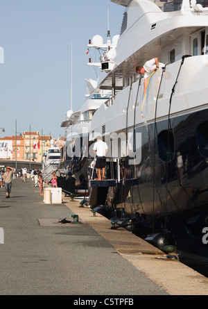 Pulizia yacht a St Tropez Harbour Foto Stock