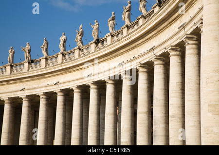 Italia, Roma, Piazza San Pietro, colonnati Foto Stock