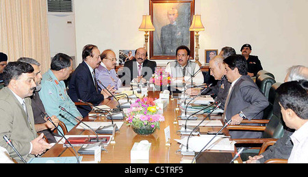 Sindh Chief Minister, Syed Qaim Ali Shah e ministro federale per interni, A.Rehman Malik co-presiede la Legge e ordine Foto Stock