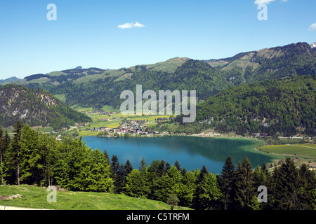 Austria, Tirolo, vista su Walchsee in primavera Foto Stock