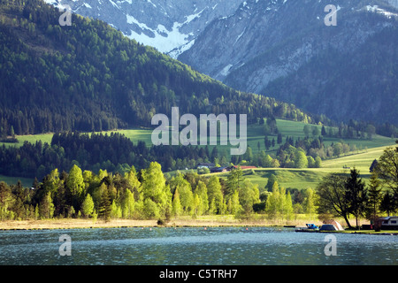 Austria, Tirolo, Kaisergebirge, vista su Walchsee Foto Stock