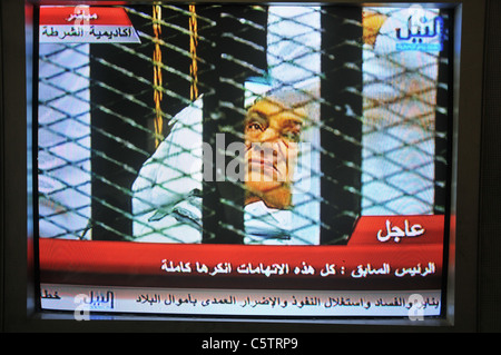 La versione di prova di Egitto Pres Hosni Mubarak, i suoi figli Alaa e Gamal e altri importanti funzionari del regime, il Cairo Foto Stock