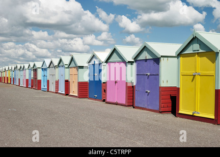 Pittoresca spiaggia di capanne sul lungomare a Hove. Brighton. East Sussex. Inghilterra Foto Stock
