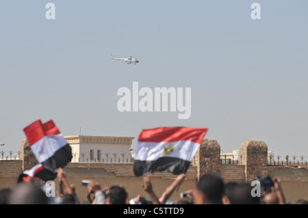 La versione di prova di Egitto Pres Hosni Mubarak, i suoi figli Alaa e Gamal e altri importanti funzionari del regime, il Cairo Foto Stock