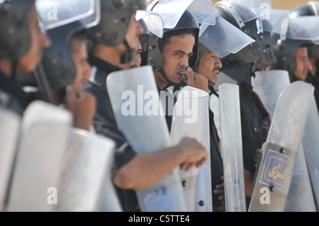 La versione di prova di Egitto Pres Hosni Mubarak, i suoi figli Alaa e Gamal e altri importanti funzionari del regime, il Cairo Foto Stock