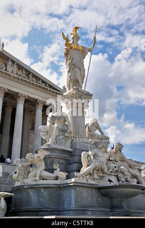 Fontana di Pallade Atena davanti alla casa del parlamento sulla Ring Road, Vienna, Austria, Europa, giugno 2011 Foto Stock