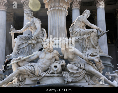 Fontana con statue di fronte il palazzo del parlamento, Vienna, Austria, Europa, giugno 2011 Foto Stock