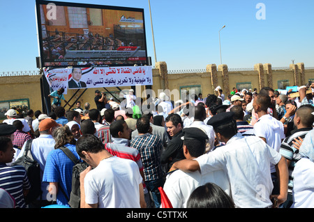 La versione di prova di Egitto Pres Hosni Mubarak, i suoi figli Alaa e Gamal e altri importanti funzionari del regime, il Cairo Foto Stock