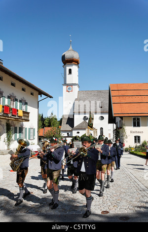 In Germania, in Baviera, Gmund am Tegernsee, gli uomini alla festa della processione del Corpus Domini Foto Stock